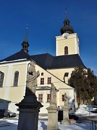 kostel sv. Jana Křtitele s galerií soch evangelistů