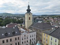 pohled z radniční věže k farnímu kostelu