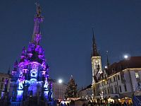 Horní náměstí s radnicí, orlojem a sloupem Nejsvětější Trojice