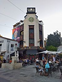 Hodinová věž s muralem John Lennon