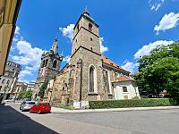 pohled od školy ke kostelu sv. Jindřicha a Jindřišské věži