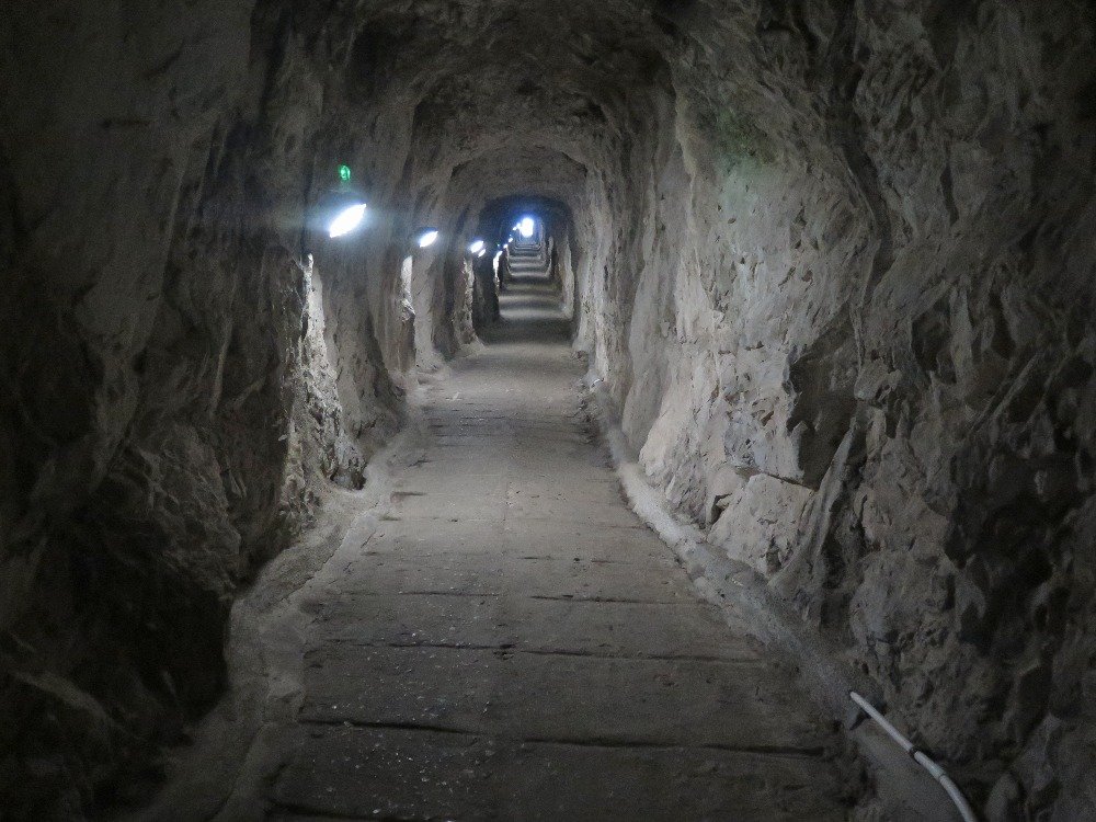Gibraltar – vojenské skalní chodby / Velké obléhací tunely  (Great Siege Tunnels / Upper Galleries)