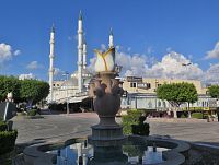 plácek před mešitou Bacoğlu Cami