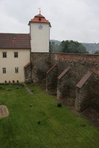 hradní příkop a věž dolního zámku