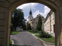zámek Janovice - průhled vstupní bránou