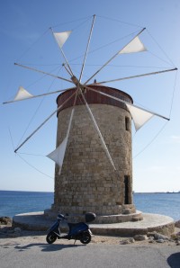 větrný mlýn na přístavním molu