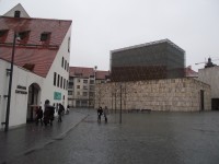 St.-Jacobs-Platz s Městským muzeum (vlevo) a Hlavní synagogou z r. 2007