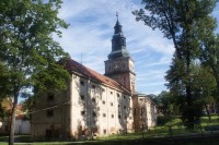 Klášter Plasy – barokní sýpka s kaplí a hodinovou věží