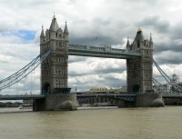 Londýn - spouštění mostu Tower Bridge