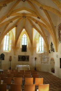 interiér jednolodní kaple