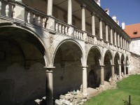 Uherčice – renesanční zámek (pův. gotická tvrz)