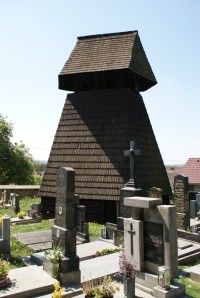 Osek (u Sobotky) – dřevěná zvonice a kostel Nanebevzetí Panny Marie