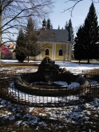 fontána a kostel