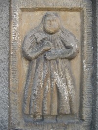 náhrobník na zdi kostela