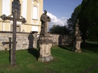 sochy před kostelem