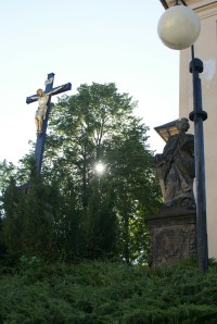 sochy před kostelem