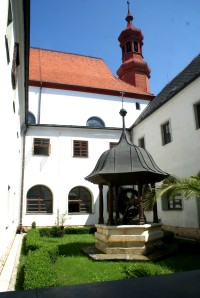 klášter s pův. pumpou