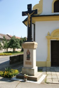 kříž před kaplí