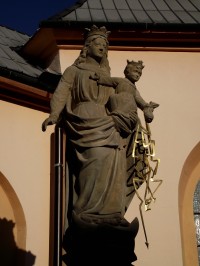 socha Panny Marie před kaplí