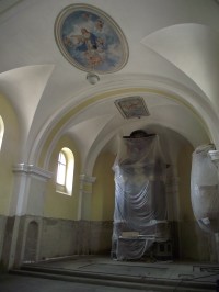 interiér s freskou P. Marie při rekonstrukci