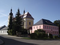 barokní chrám a církevní škola