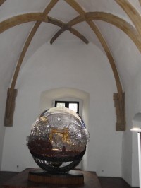 pod gotickou klenbou rytířského sálu