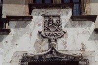 detail vstupního portálu hradu s rodovým erbem