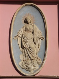 reliéf Panny Marie na budově býv. církevní školy 