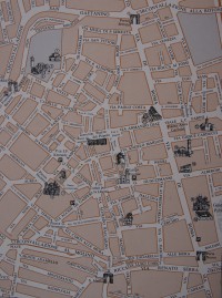 plánek středu města s vyznačenými hlavními památkami 