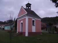 kříž leží vpravo od kaple