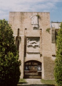 vstupní věž Kaple a basreliéfy