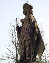 Panna Marie v zámeckém parku