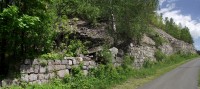 kamenné hradby pod lomem