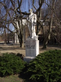 Luhačovice - pomník se sochou MUDr. Františka Veselého