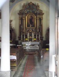 interiér s hlavním oltářem