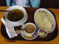Obídek - silná hovězí polévka s játrovým knedlíčkem a nezbytný štrůdl s vanilkovou polevou