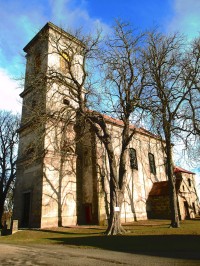 Kostel Nanebevzetí Panny Marie se zvonicí a farou (Pavlovice)