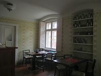 V bývalém rabínském bytě s věrně restaurovaným interiérem se nachází Synagoga Café.