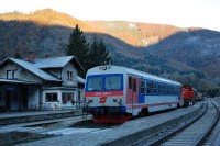 22.10.2010 - Freiland: 5047.040-0 čeká na křižování. Ačkoliv je již 9:15, hluboké údolí dosud halí tma a mráz © Josef Vendolský