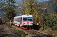 22.10.2010 - Dnes již historie. Motorový vůz 5047.040-0 s vlakem do St. Pöltenu projíždí obcí St. Aegyd © Josef Vendolský