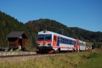 22.10.2010 - Amt Mitterbach: osobní vlak s dvojící motorových vozů 5047 opouští zastávku © Josef Vendolský