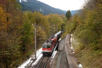 23.10.2010 - Nákladní vlak v čele se strojem 1144.277 vjíždí do Blisadonatunelu © Josef Vendolský