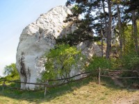 První menší skalní útvary lokality Kotelné