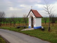 Kaplička u cesty se slováckými ornamenty