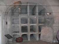 Interier krypty s původním kamenným zakrytím vchodu do krypty, který byl pomocí trhaviny gestapem odstraněn