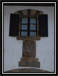 Auritz - Burguete, okno s erbem