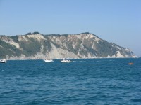 pohled z mola na útesy- směr Ancona