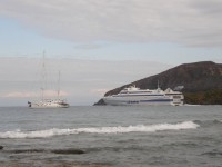 Trajekt Isla di Stromboli právě opouští přístav na ostrově Vulcano