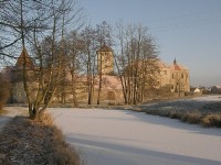 Zamrzlý vodní příkop u hradu Švihov