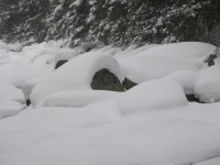Sněhem zasypané koryto řeky pod Antýglem.